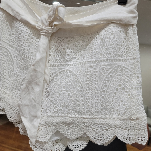 White Shorts Size M Crochet - Picture 3 of 6